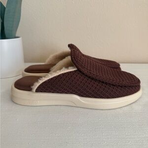 Lusso Cloud Brown Waffle Cozy Slippers Unisex M7 W9